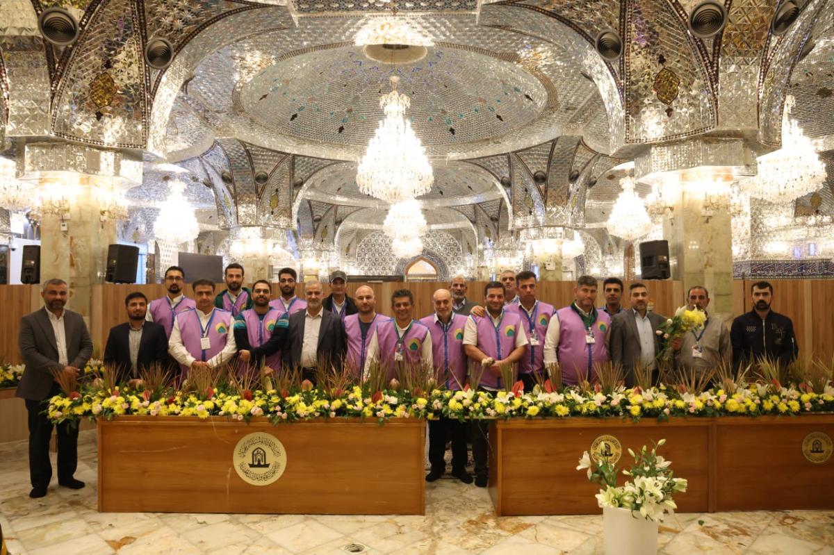 گل آرایی ضریح «مسلم بن عقیل(ع)» در مسجد کوفه