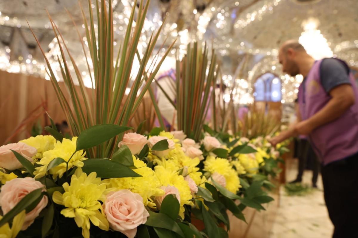 گل آرایی ضریح «مسلم بن عقیل(ع)» در مسجد کوفه