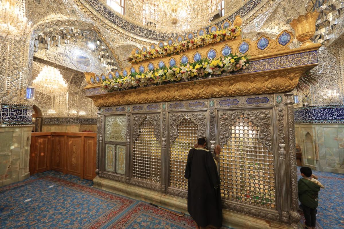 گل آرایی ضریح «مسلم بن عقیل(ع)» در مسجد کوفه