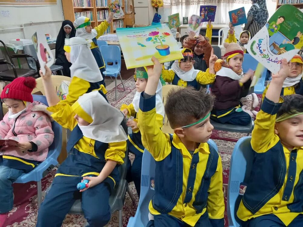 جشن های ولادت حضرت فاطمه زهرا(س) با حضور کودکان در مسجد برگزار شد