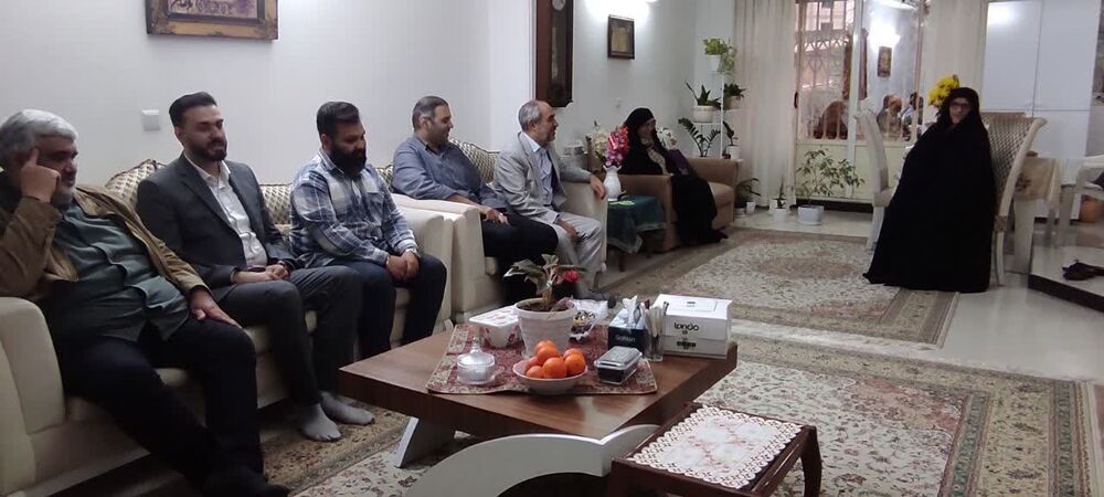 ادای احترام بچه های مسجد امیرالمومنین(ع) ساری به مادران شهدا