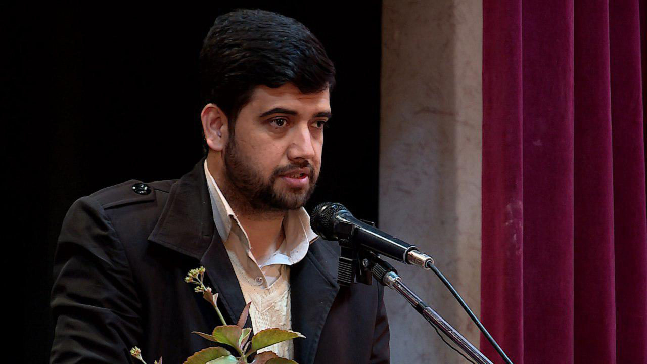 سید نمیتواند با اجداد خود ارتباطش را قطع کند/بعد از خواندن دیوان حافظ به زبان و شعر فارسی علاقه مند شدم