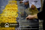 عکس| تهیه ۲ هزار پرس غذای نذری در مسجد امام حسین(ع) جهرم