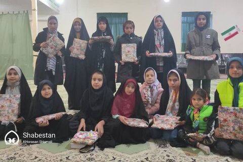 اهدای چادر به دختران فعال و حاضر در نماز جماعت و کلاس قرآنی