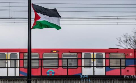 اعلام جرم علیه شهردار بخش شرقی لندن به خاطر پرچم‌های فلسطین!