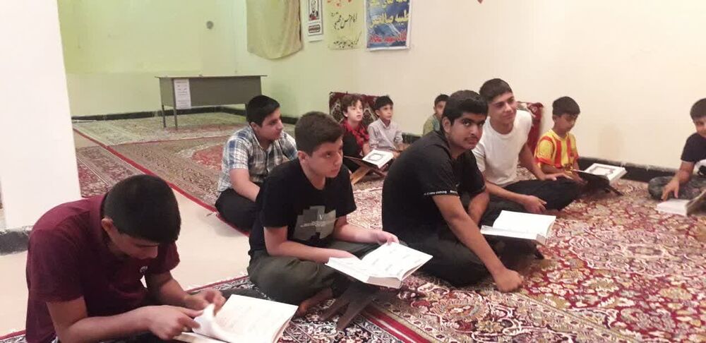 حضور جوانان در جلسات هفتگی قرآن بامحوریت مسجدپایگاهقرآنی گیلانغرب