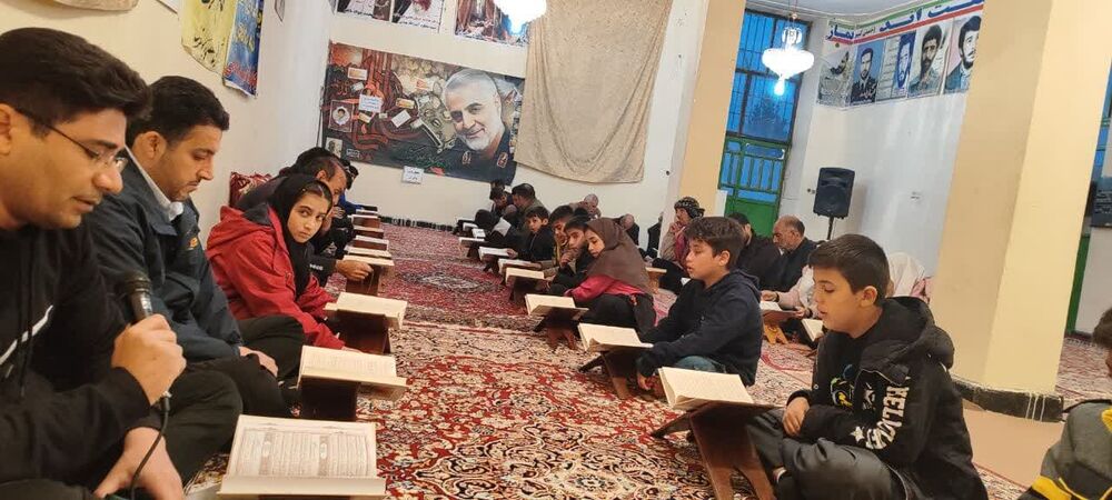 حضور جوانان در جلسات هفتگی قرآن بامحوریت مسجدپایگاه‌قرآنی گیلانغرب