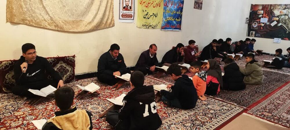 حضور جوانان در جلسات هفتگی قرآن بامحوریت مسجدپایگاهقرآنی گیلانغرب