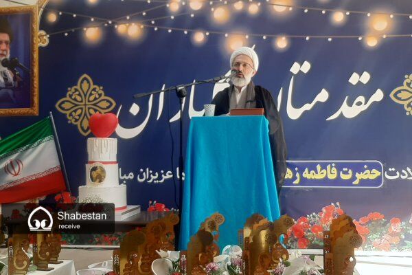 زن در جبهه تربیت و فرهنگ مبارزه می کند