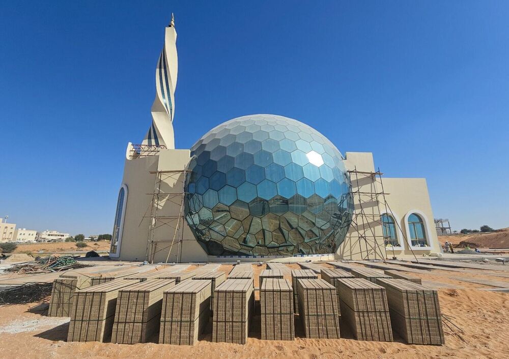 رونمایی از مسجد گنبدشیشه‌ای در «شارجه» امارات