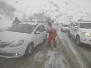 تلاش داوطلبان هلال احمر کردستان برای کمک به خودروهای گرفتار در برف و کولاک