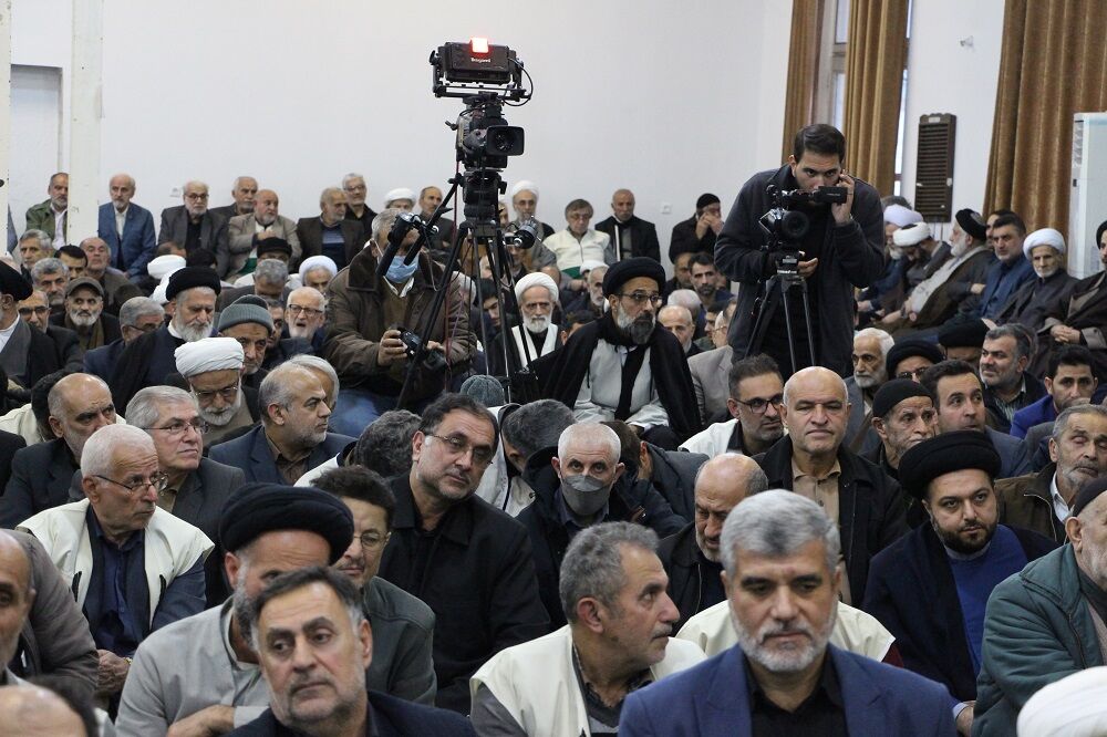 آیت الله روحانی خادم و مردم دار بود