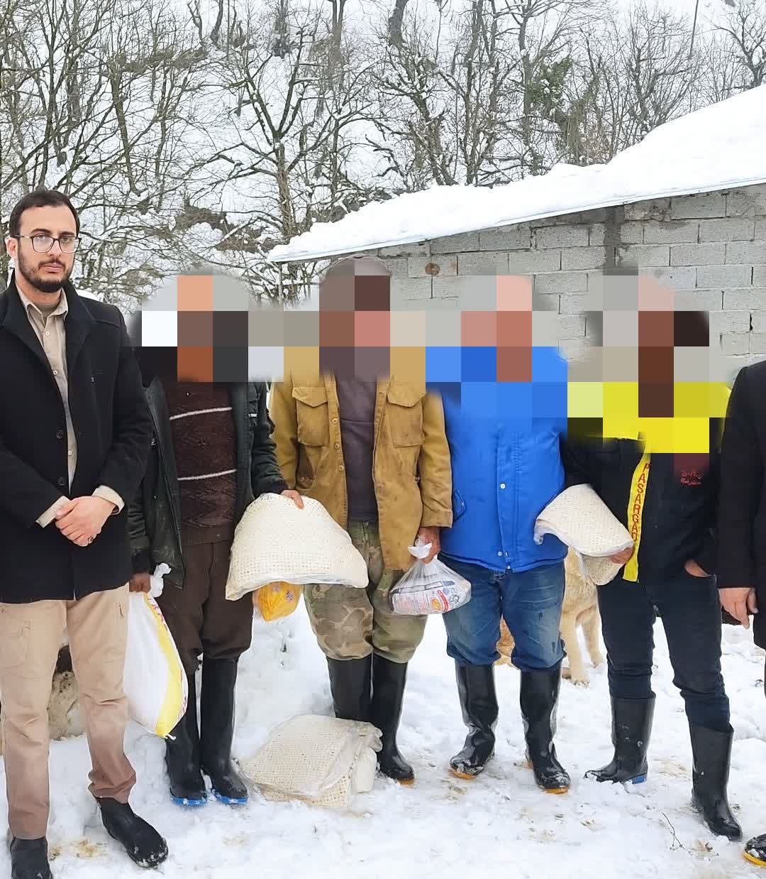 بیش از ۳۰۰ بسته غذایی بین افراد گرفتار در برف توزیع شد