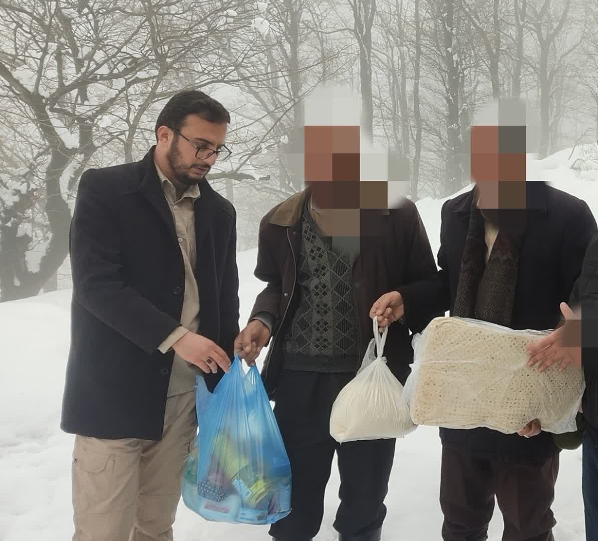 بیش از ۳۰۰ بسته غذایی بین افراد گرفتار در برف توزیع شد