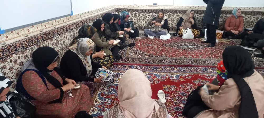 کلاس آموزش خیاطی و کلاش بافی ویژه بانوان عضو کانون چهاریارنبی برگزار شد
