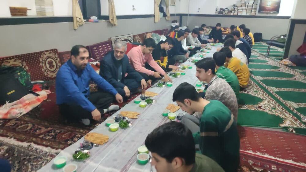 اعتکاف ۳۰۰ دانش آموز نکایی