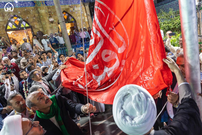 برافراشتن پرچمهای عتبات مقدس عراق در بمبئی هند+ عکس