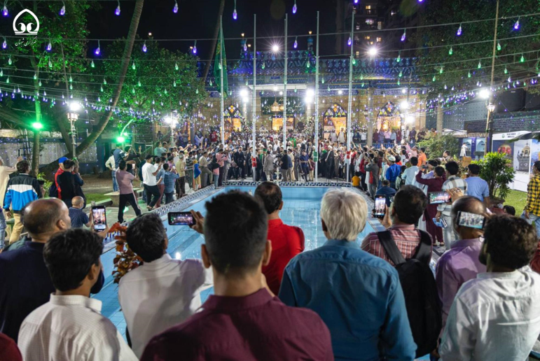 برافراشتن پرچمهای عتبات مقدس عراق در بمبئی هند+ عکس