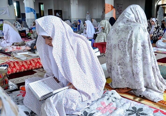 دَمی با عاکفان کوی دوست