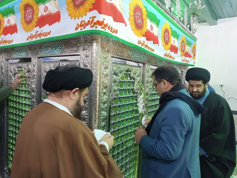 عطر افشانی و غبارروبی گلزار شهدای انقلاب در امامزاده علی اصغر (ع) بهشهر