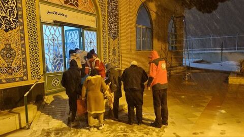اسکان ۱۶۰۰ خانواده‌ گرفتار در جاده‌های منتهی به مشهد در امامزاده‌ها و مساجد