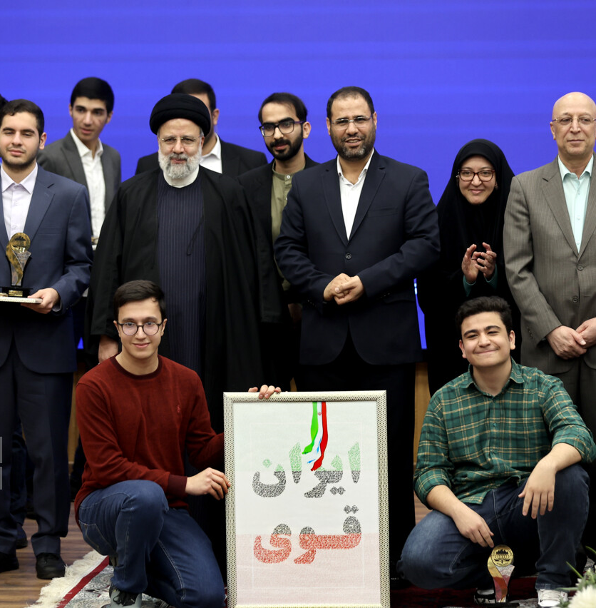 تابلوی منقش بهنام «ایران قوی»؛ هدیه مدال آوران علمی به رئیس جمهور