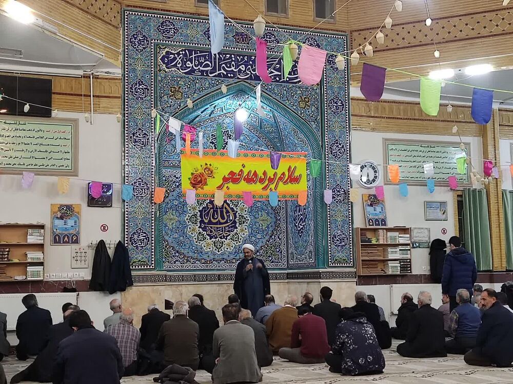نمایشگاه روزنامه‌های انقلاب در کانون کمیل مسجد امام علی(ع) آزادگان زنجان برپا شد