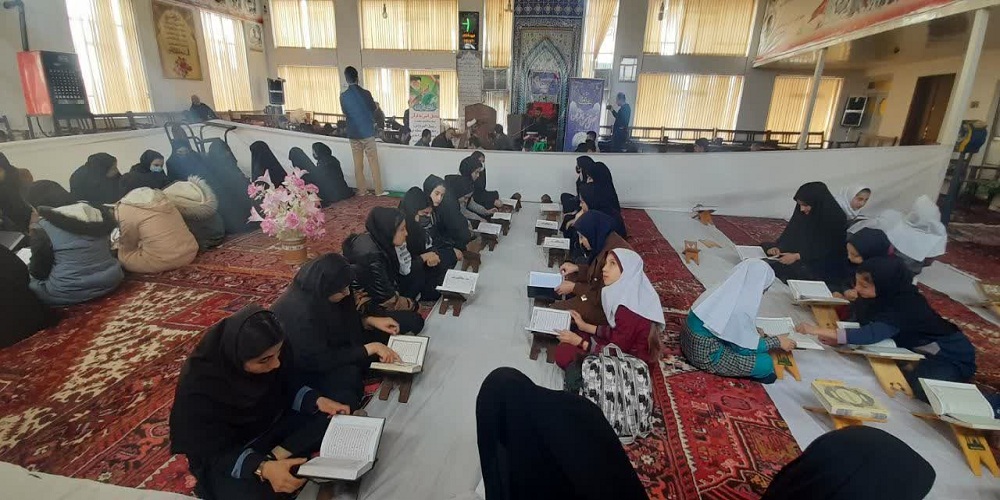 حضور دانش آموزان در محفل قرآنی کانون فرهنگی و هنری روستای شهدای قره باغ