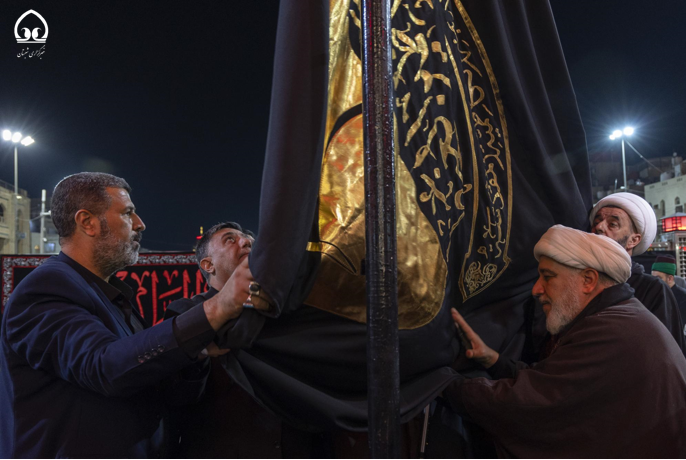 برافراشتن پرچم امام کاظم(ع) در آستان مقدس حضرت عباس(ع)+ عکس