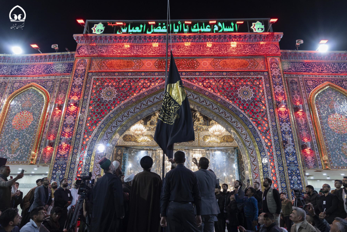 برافراشتن پرچم امام کاظم(ع) در آستان مقدس حضرت عباس(ع)+ عکس