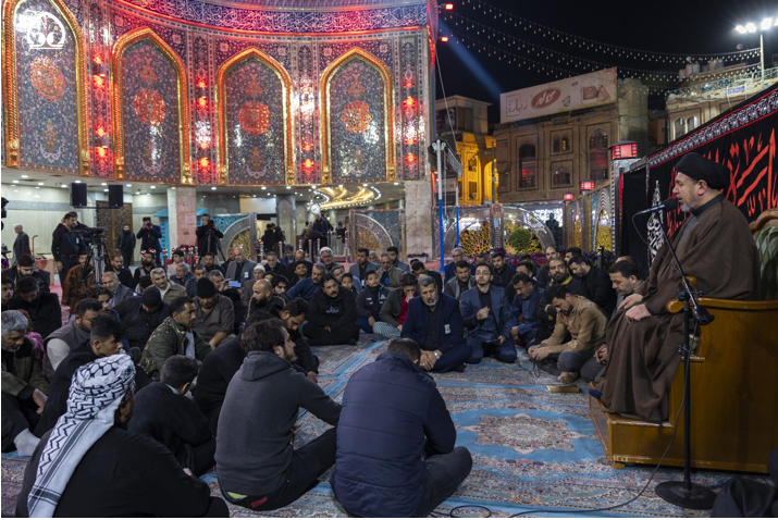 برافراشتن پرچم امام کاظم(ع) در آستان مقدس حضرت عباس(ع)+ عکس