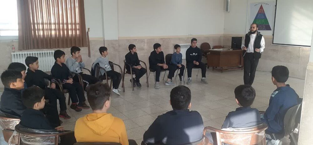 اجرای گروههای سرود کانون فرهنگی شهید کاوه نبیری در جشنهای انقلاب