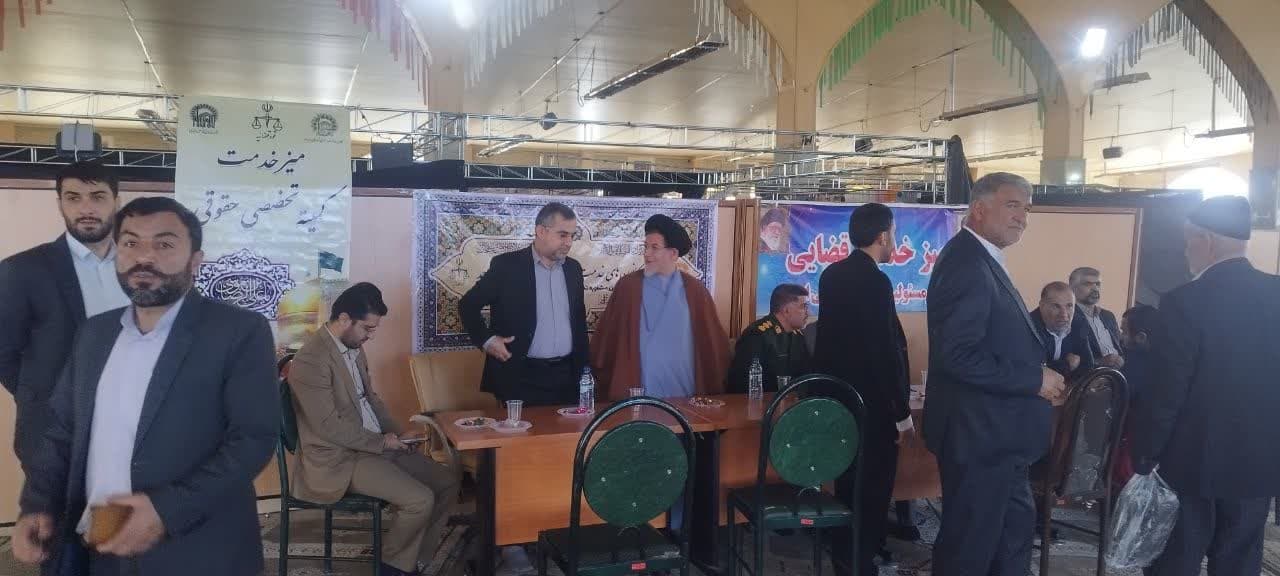 برپایی میز خدمت ادارات و نهادهای کهگیلویه و بویراحمد در نماز جمعه یاسوج