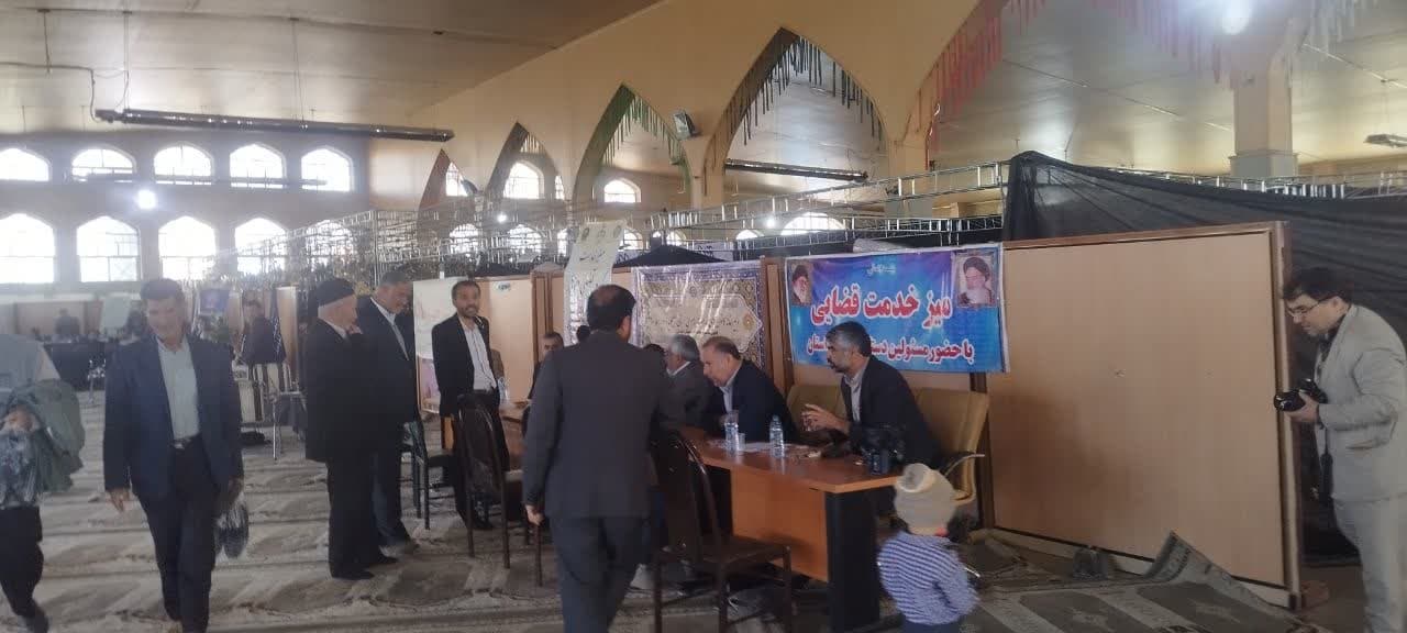 برپایی میز خدمت ادارات و نهادهای کهگیلویه و بویراحمد در نماز جمعه یاسوج