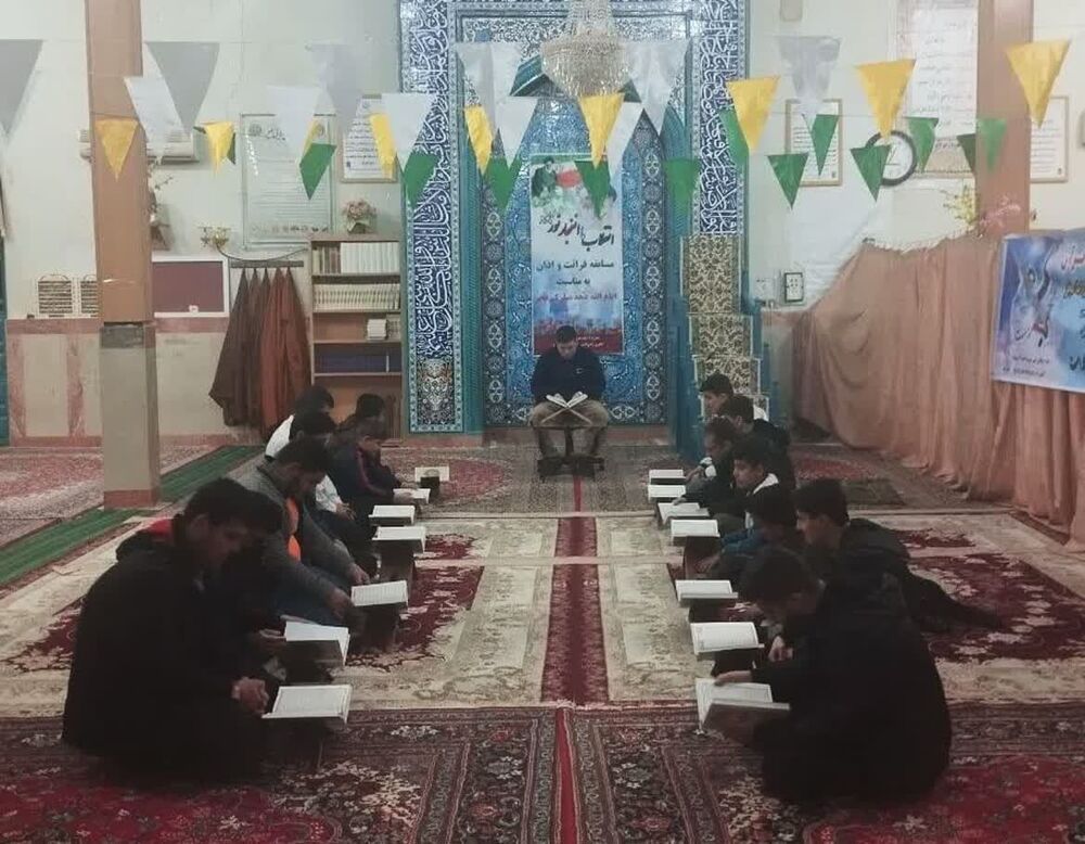 محفل انس با قرآن کریم با استقبال جوانان مسجدی برگزار شد