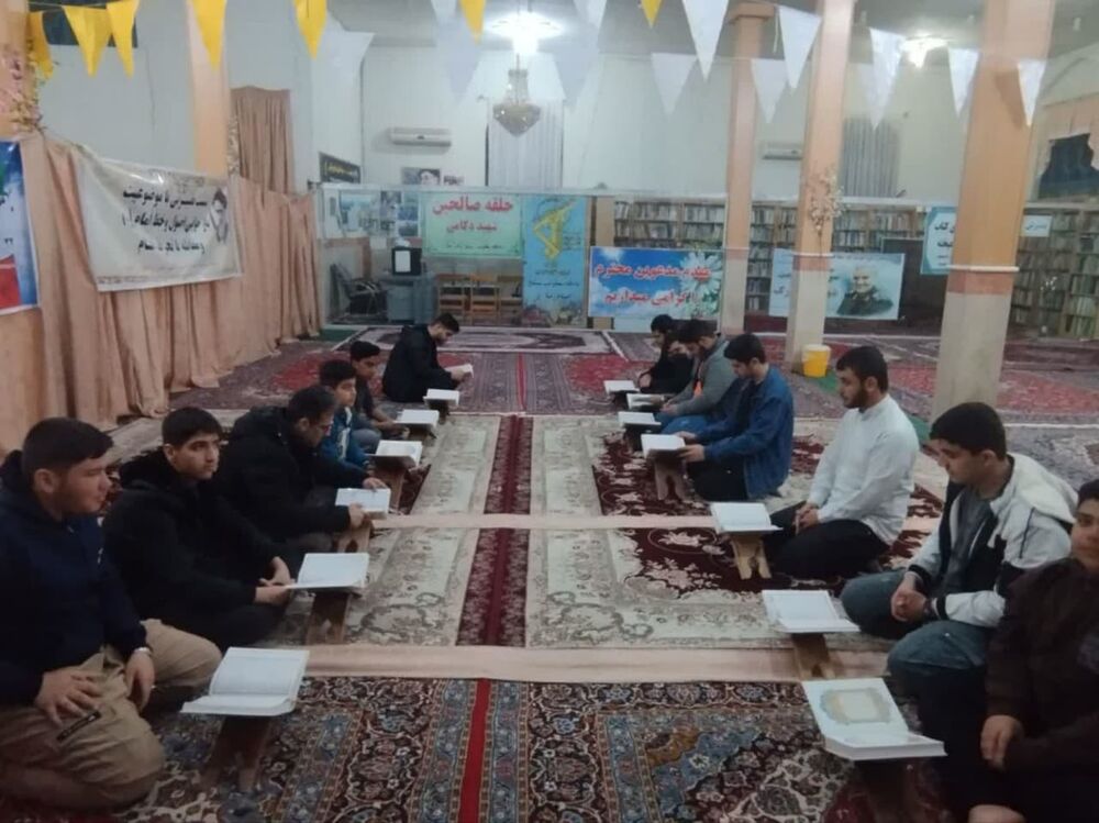 محفل انس با قرآن کریم با استقبال جوانان مسجدی برگزار شد