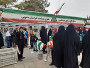 میزبانی غرفه بچه‌های مسجد از حاضران در راهپیمایی ۲۲ بهمن
