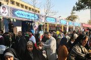 استقبال مردم از غرفه فرهنگی مجموعه حج و زیارت در راهپیمایی یوم الله ۲۲ بهمن