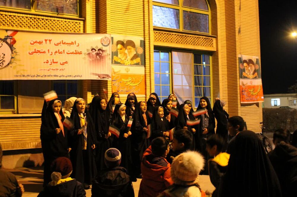 خدمت به مردم از اهداف اصلی انقلاب اسلامی است