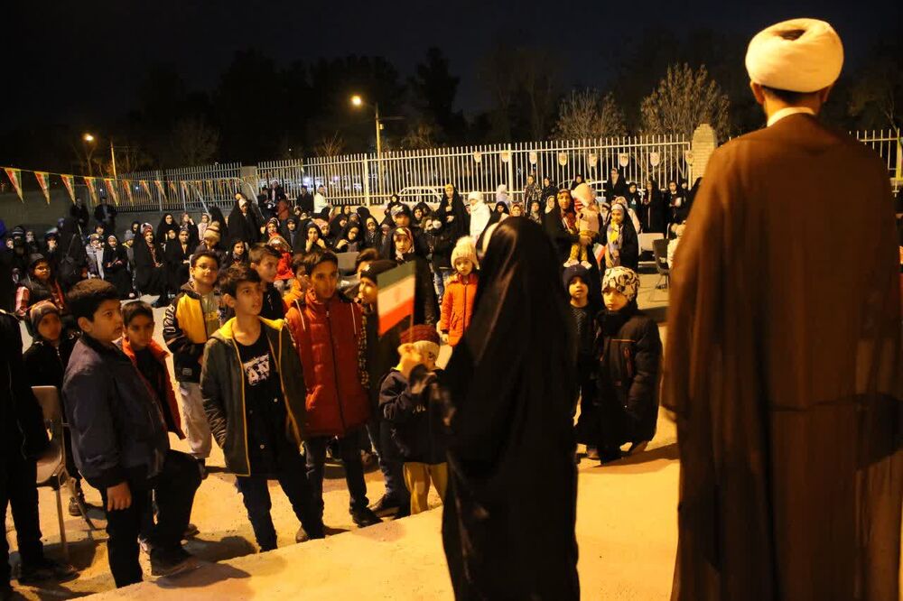 خدمت به مردم از اهداف اصلی انقلاب اسلامی است