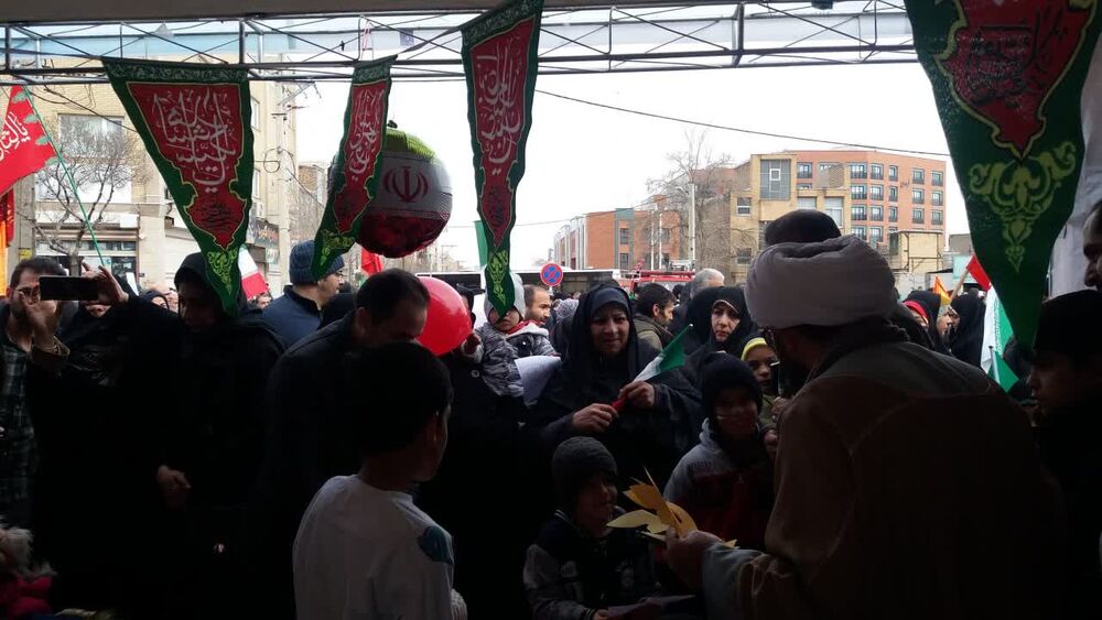 استقبال گسترده نوجوانان و جوانان از غرفه مساجد استان مرکزی در راهپیمایی ۲۲ بهمن