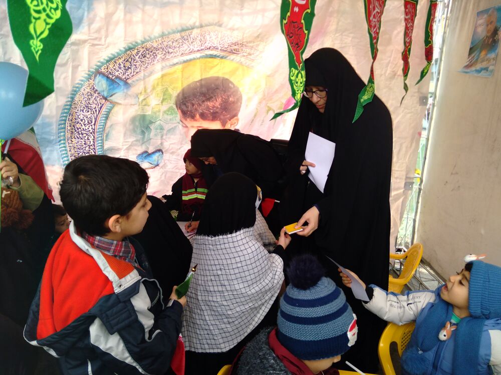 استقبال گسترده نوجوانان و جوانان از غرفه مساجد استان مرکزی در راهپیمایی ۲۲ بهمن