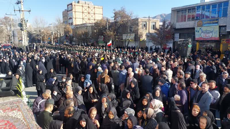 حال و هوای ملایر کربلایی شد/ تشییع پیکر مطهر شهید خداداد بر روی دستان مردم شهید پرور ملایر