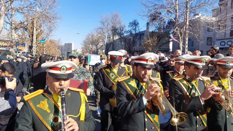 حال و هوای ملایر کربلایی شد/ تشییع پیکر مطهر شهید خداداد بر روی دستان مردم شهید پرور ملایر