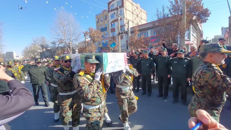 حال و هوای  ملایر کربلایی شد/ تشییع پیکر مطهر شهید خداداد بر روی دستان مردم شهید پرور ملایر