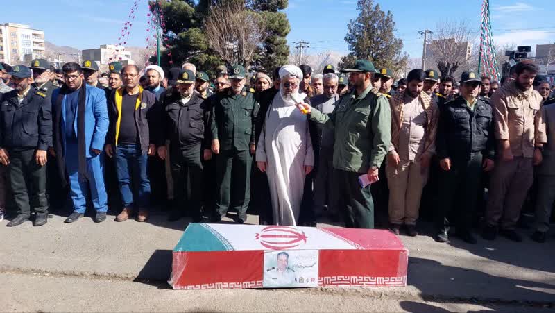 حال و هوای ملایر کربلایی شد/ تشییع پیکر مطهر شهید خداداد بر روی دستان مردم شهید پرور ملایر