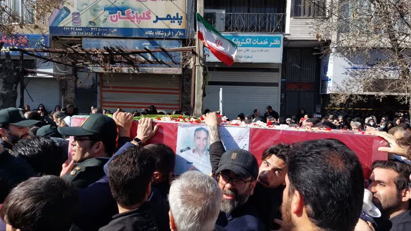 حال و هوای ملایر کربلایی شد/ تشییع پیکر مطهر شهید خداداد بر روی دستان مردم شهید پرور ملایر