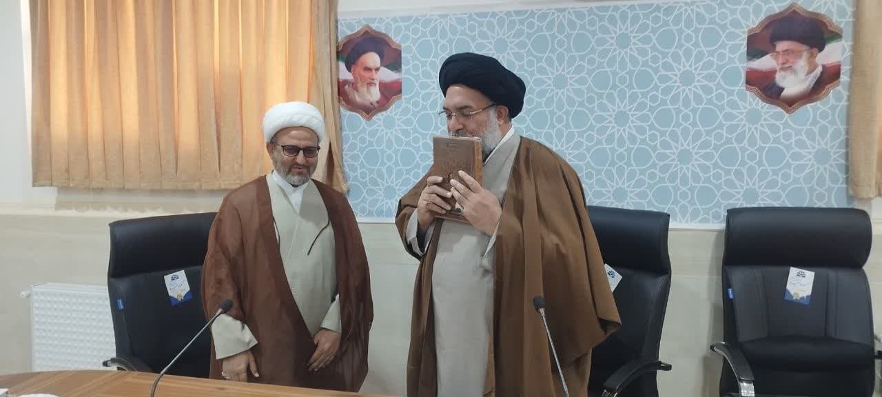 تجلیل رئیس شورای سیاست گذاری ائمه جمعه از آیت الله حسینی