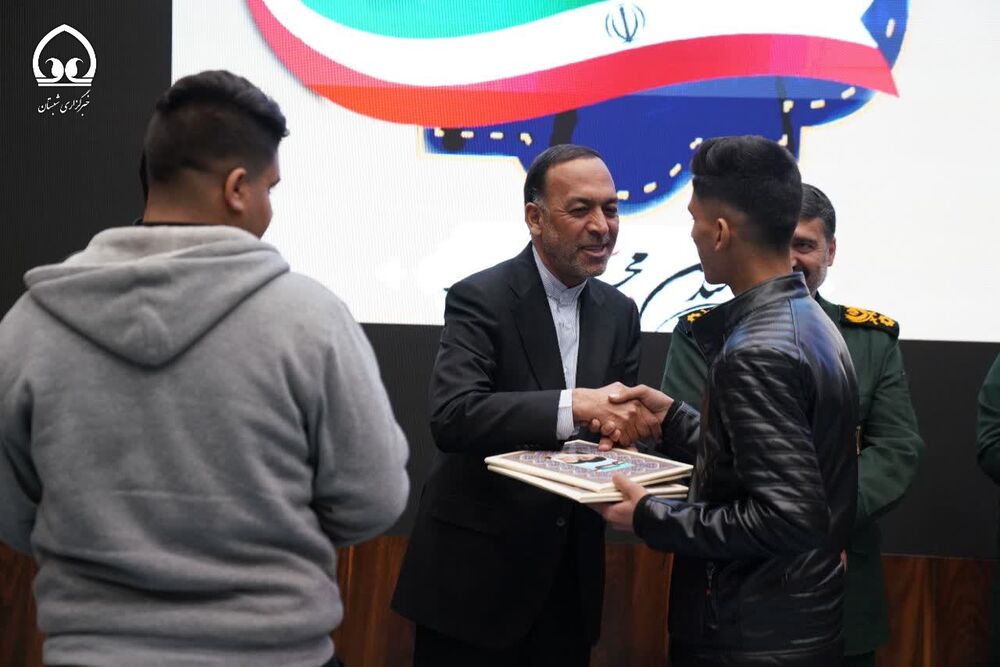 تجلیل از شهدا و جانبازان نوجوان خادمالشهداء حادثه تروریستی کرمان
