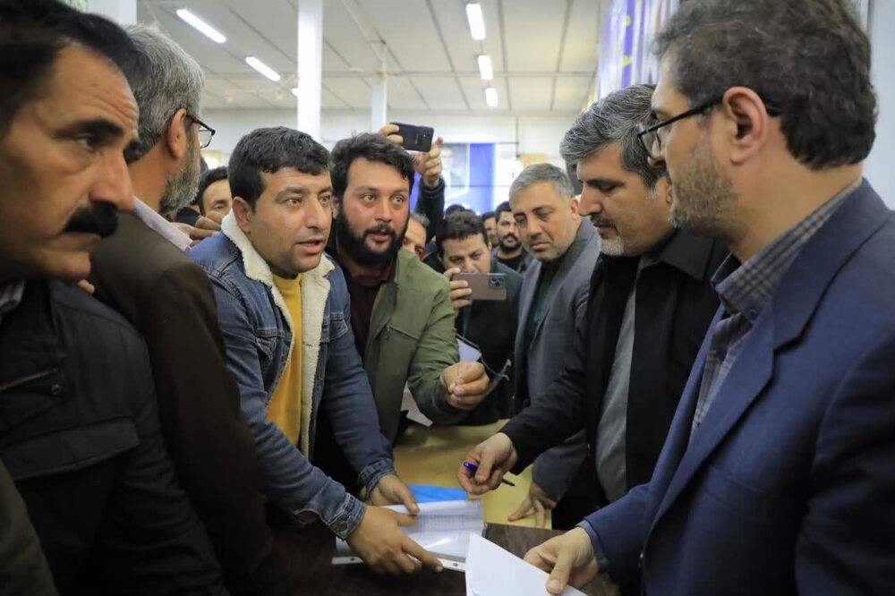 مشکلات مردم پشت میز حل نمیشود